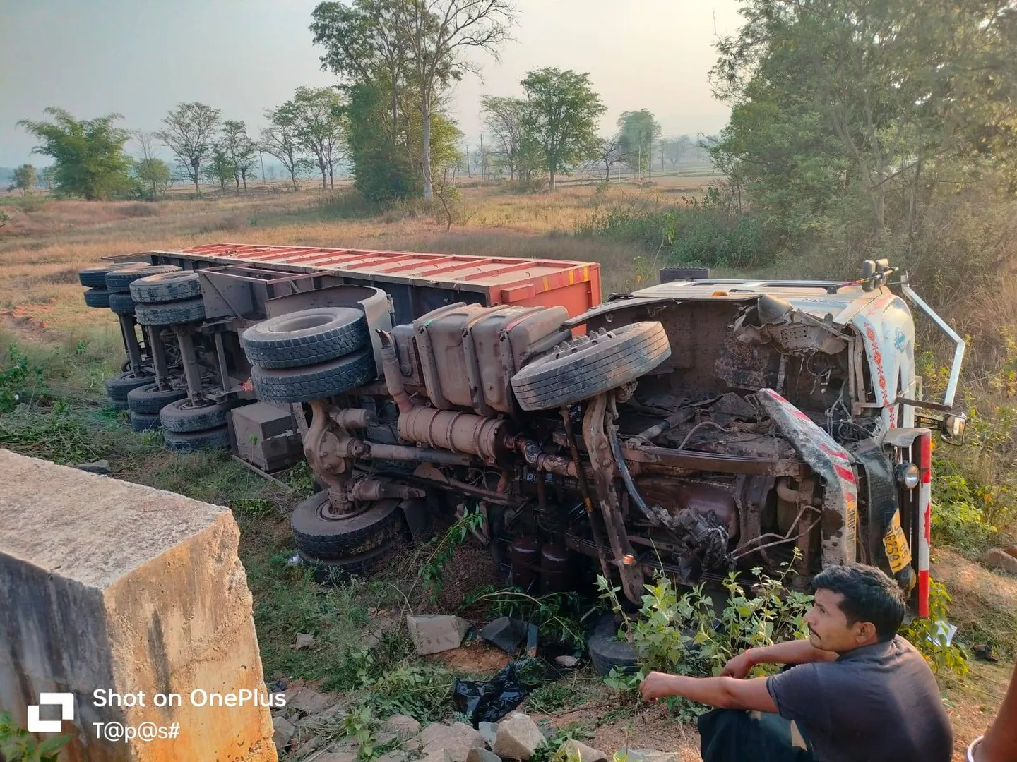 ପୋଲ ତଳକୁ ଖସିଲା ଟ୍ରକ୍‌; ଡ୍ରାଇଭର୍ ଗୁରୁତର