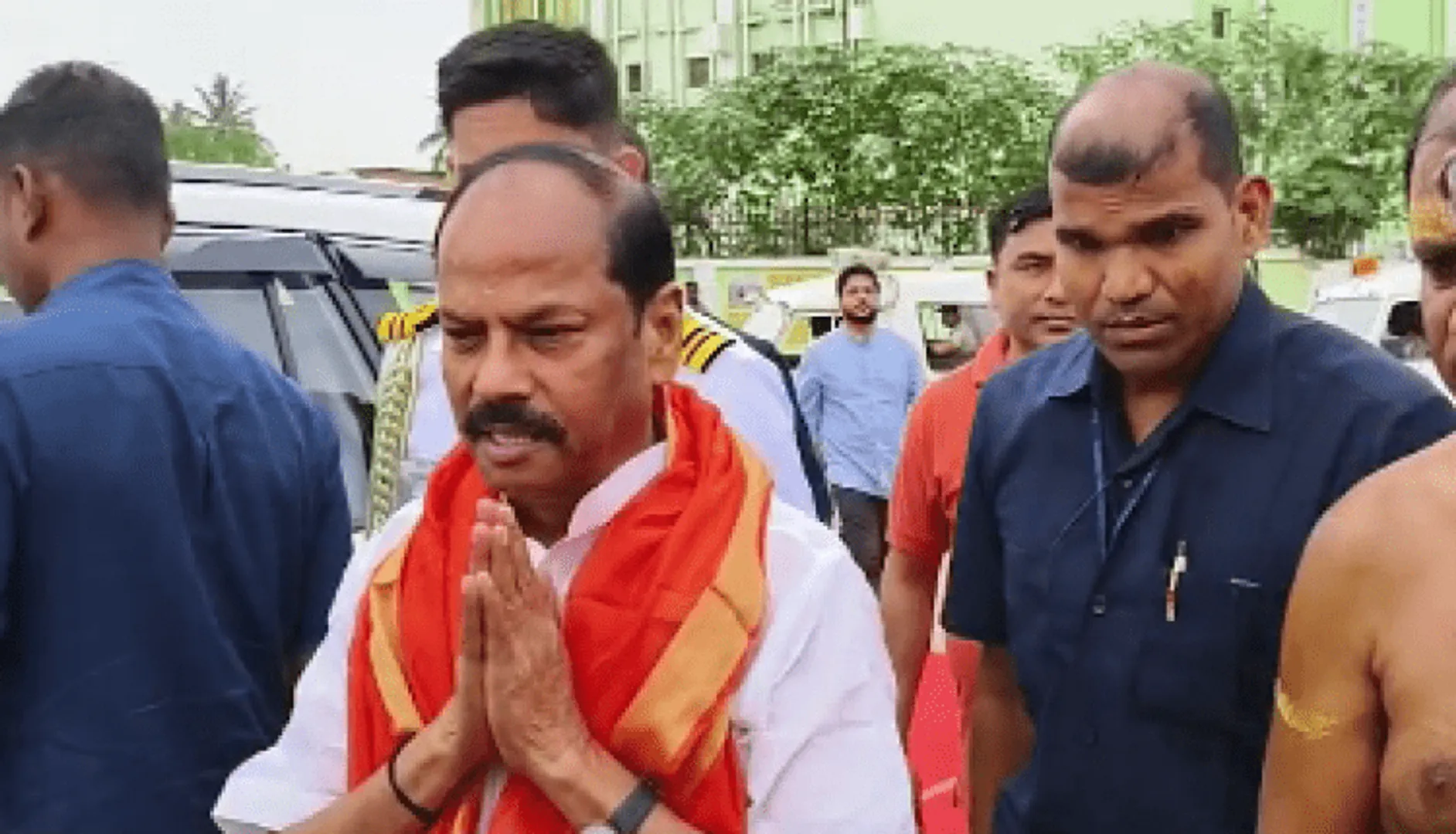 ମା’ କଟକ ଚଣ୍ଡୀଙ୍କ ଦର୍ଶନ କଲେ ରାଜ୍ୟପାଳ; ନାବାଳକ ଓ ବାସ୍କେଟ୍‌ ବଲ୍‌ ଖେଳାଳିଙ୍କ ଚିକିତ୍ସା ପାଇଁ ଦେଲେ ଆର୍ଥିକ ସହାୟତା