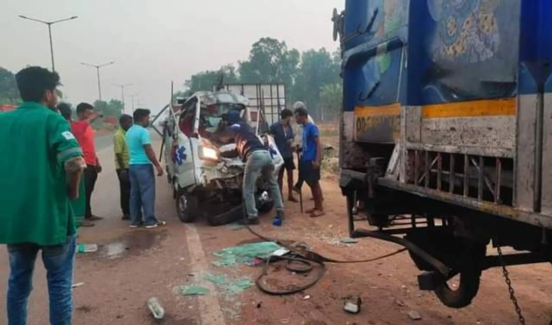 ଦୁର୍ଘଟଣାରେ ଆମ୍ବୁଲାନ୍ସ ଚୁର୍‌ମାର୍,ଚାଳକ ଗୁରୁତର