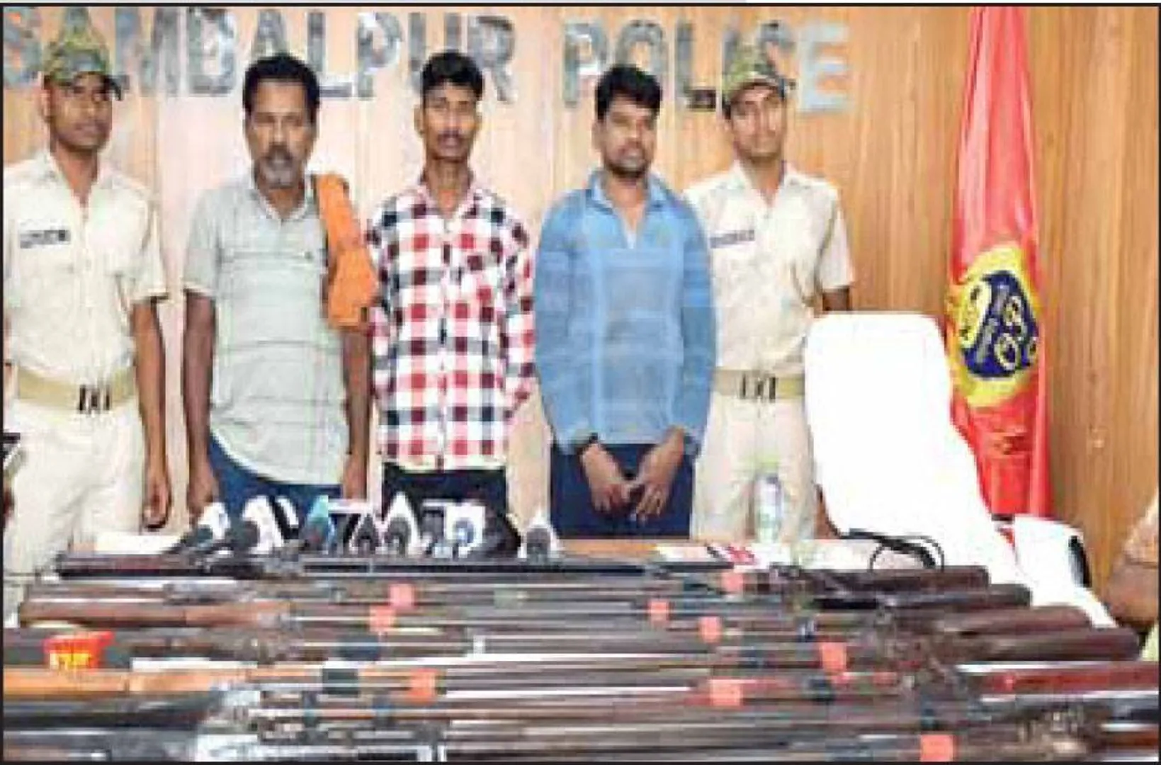 ବେଆଇନ ବନ୍ଧୁକ କାରଖାନା ଠାବ: ୨୦ ଦେଶୀ ବନ୍ଧୁକ ଜବତ, ୩ ଗିରଫ
