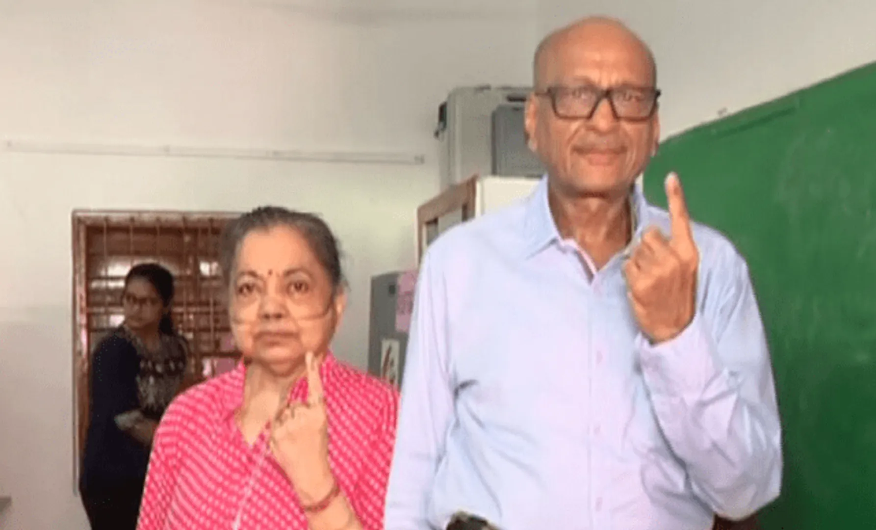 ହାତରେ ଅକ୍ସିଜେନ୍ ଥଳି ଧରି ଭୋଟ୍ ଦେବାକୁ ପହଞ୍ଚିଲେ ବୃଦ୍ଧା: ଅନ୍ୟମାନଙ୍କ ପାଇଁ ସୃଷ୍ଟି କଲେ ଉଦାହରଣ