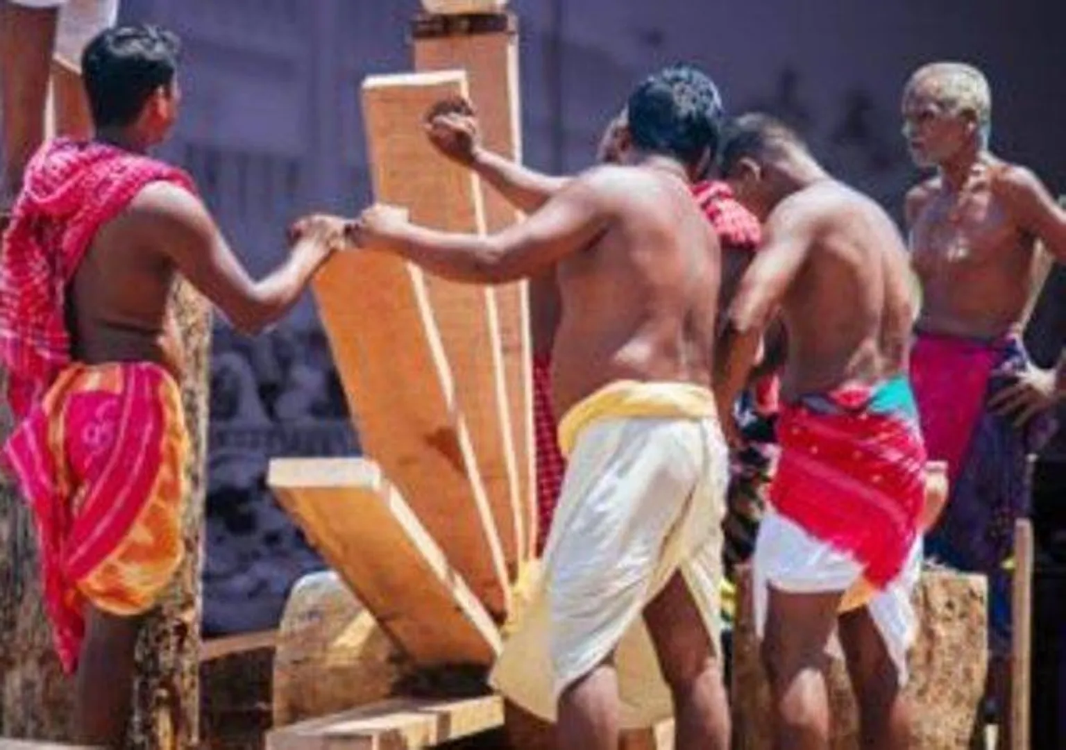 ଚଳଚଞ୍ଚଳ ରଥଖଳା: ମହାପ୍ରଭୁଙ୍କ ପାଇଁ ରଥ ଗଢ଼ିବାରେ ନିମଗ୍ନ ମହାରଣା ସେବକ