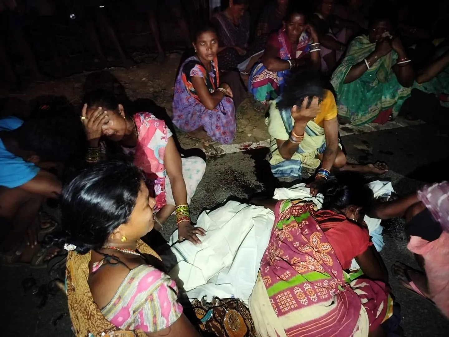 ରାସ୍ତାକଡ଼ରେ ଠିଆ ହୋଇଥିଲେ; ବାଇକ୍‌ ଆସି ଧକ୍କା ଦେଲା, ଦୁଇ ଯୁବକଙ୍କ ମୃତ୍ୟୁ
