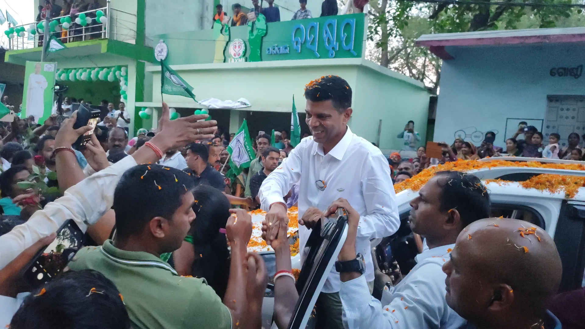 ସୁନ୍ଦରଗଡ଼ରେ ଭି.କେ.ପାଣ୍ଡିଆନଙ୍କ ବିଶାଳ ରୋଡ ସୋ: ଯୋଗେଶ ଓ ଦିଲୀପଙ୍କ ପାଇଁ ମାଗିଲେ ଭୋଟ