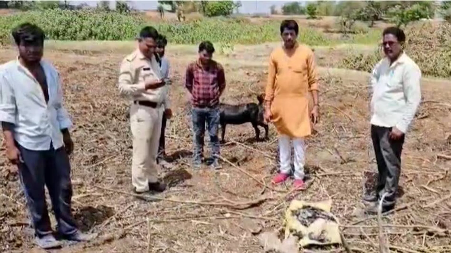ପୋଖରୀ ଖୋଳା କାମ ଚାଲିଥିବା ବେଳେ ବାହାରିଲା ଲକ୍ଷାଧିକ ୫୦୦ଟଙ୍କାର ନୋଟ