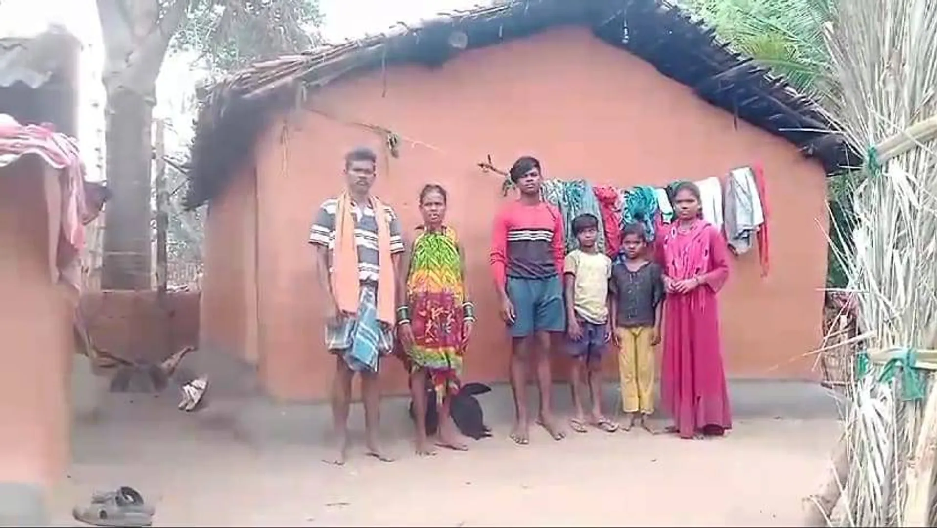 ଝରିଗାଁ ବ୍ଲକରେ ବାଟବଣା ଆବାସ ଯୋଜନା: ଗୋଟିଏ କଠୋରୀରେ ପରିବାରର ସାତ ସଦସ୍ୟ