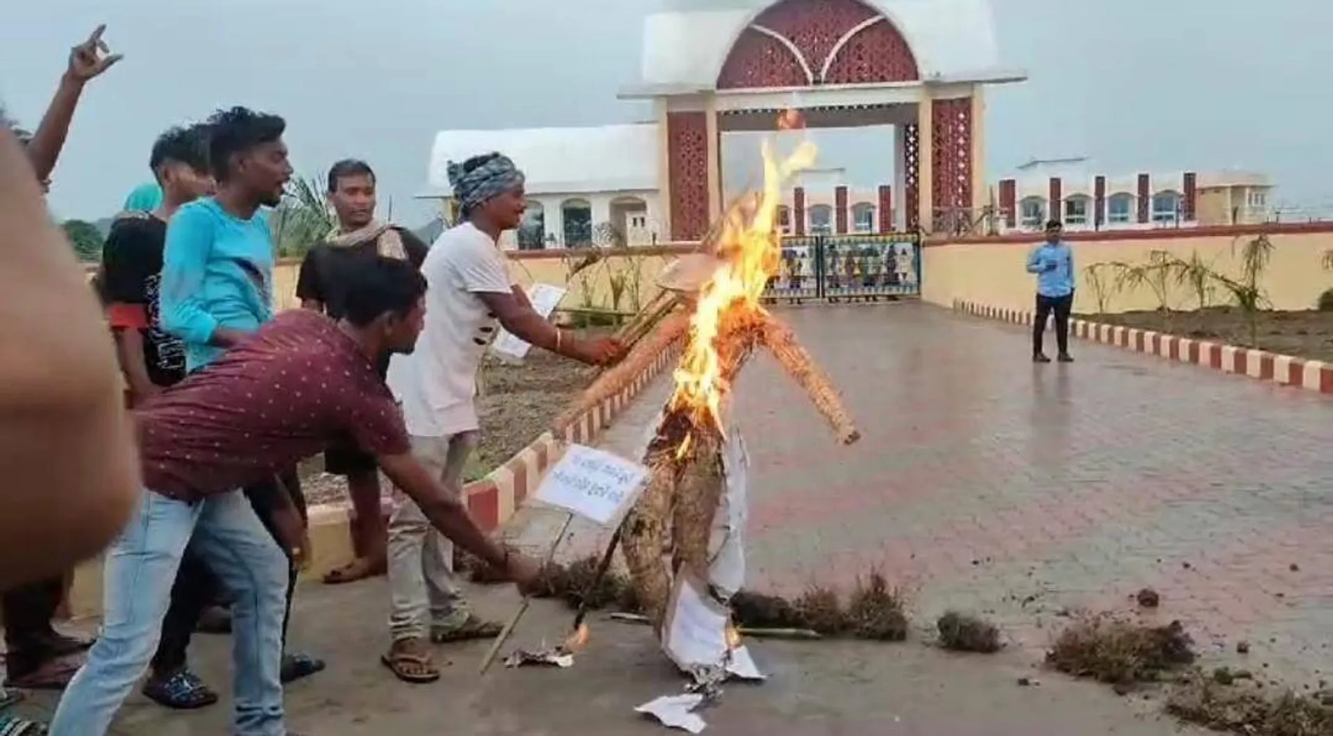 କିସ୍‌ ବିଦ୍ୟାଳୟ ସମ୍ମୁଖରେ ସ୍ଥାନୀୟ ବାସିନ୍ଦାଙ୍କ ବିକ୍ଷୋଭ, ସାଂସଦଙ୍କ କୁଶପୁତ୍ତଳିକା ଦାହ