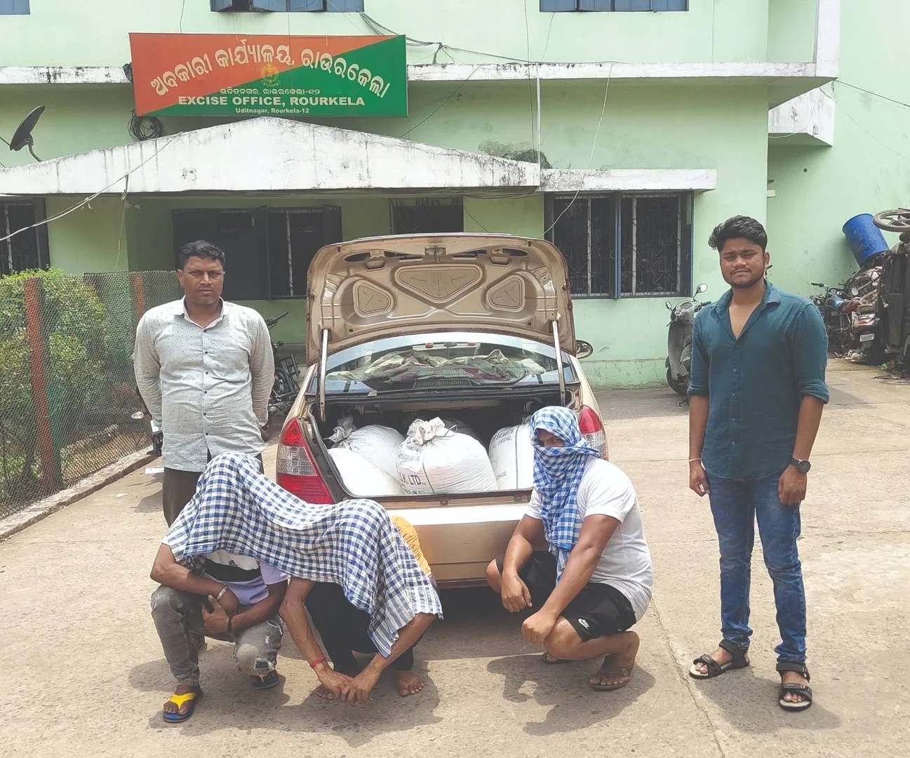 କାର୍‌ରେ ହେଉଛି ଦେଶୀ ମଦ ଚୋରାଚାଲାଣ: ମୁଖ୍ୟ ଅଭିଯୁକ୍ତ ସହ ୩ ଗିରଫ