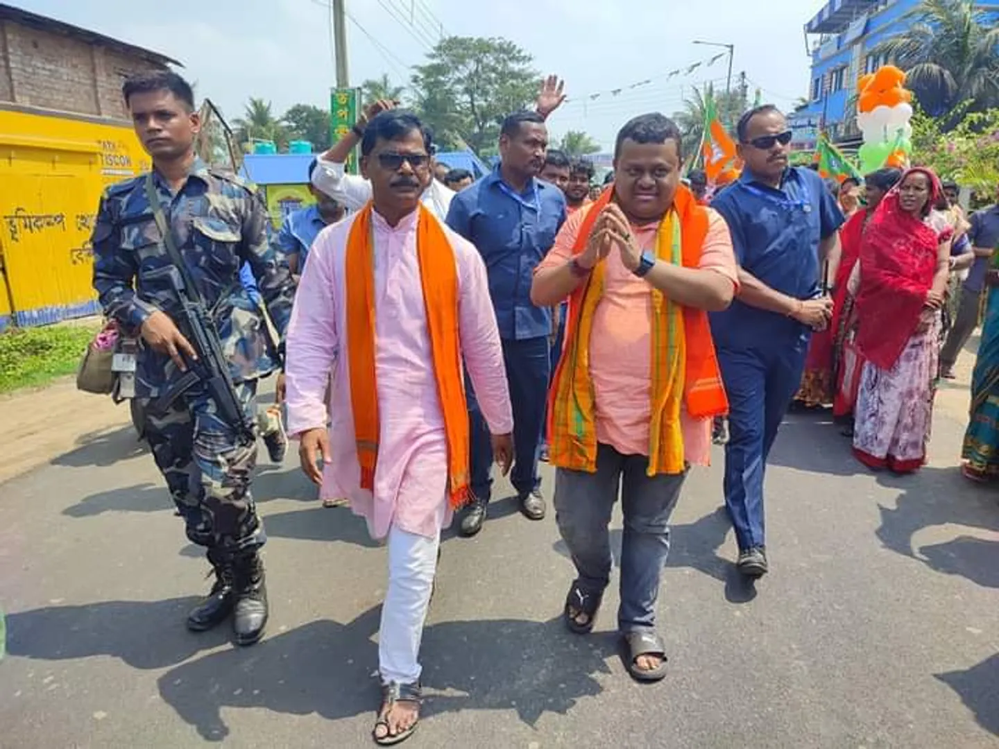 ପଶ୍ଚିମବଙ୍ଗରେ ବିଜେପି ପ୍ରାର୍ଥୀଙ୍କ ଗାଡ଼ି ଉପରକୁ ବୋମାମାଡ଼, ଅଳ୍ପକେ ବର୍ତ୍ତିଲେ