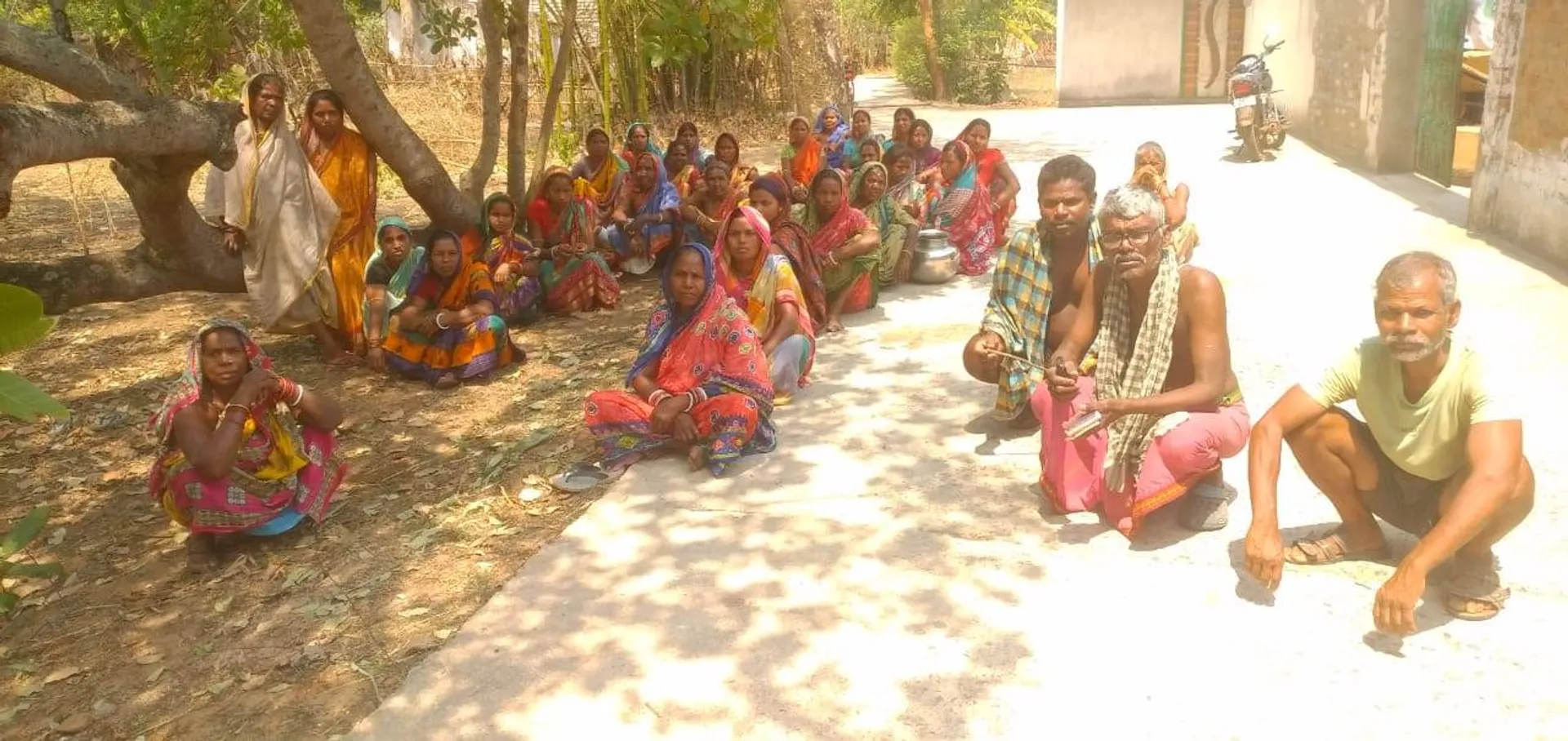 ପାଣି ପାଇଁ ପମ୍ପ ଘରେ ତାଲା ଠୁଙ୍କିଲେ ମହିଳା