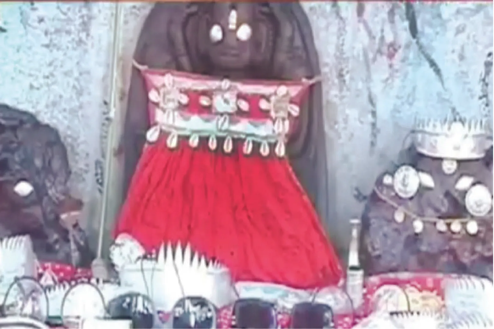 ଧ୍ରୁବ ଜନଜାତିଙ୍କ ଅଜବ ପରଂପରା: ନୈ‌ବେଦ୍ୟରେ ମଦ ଓ ଚଷମା