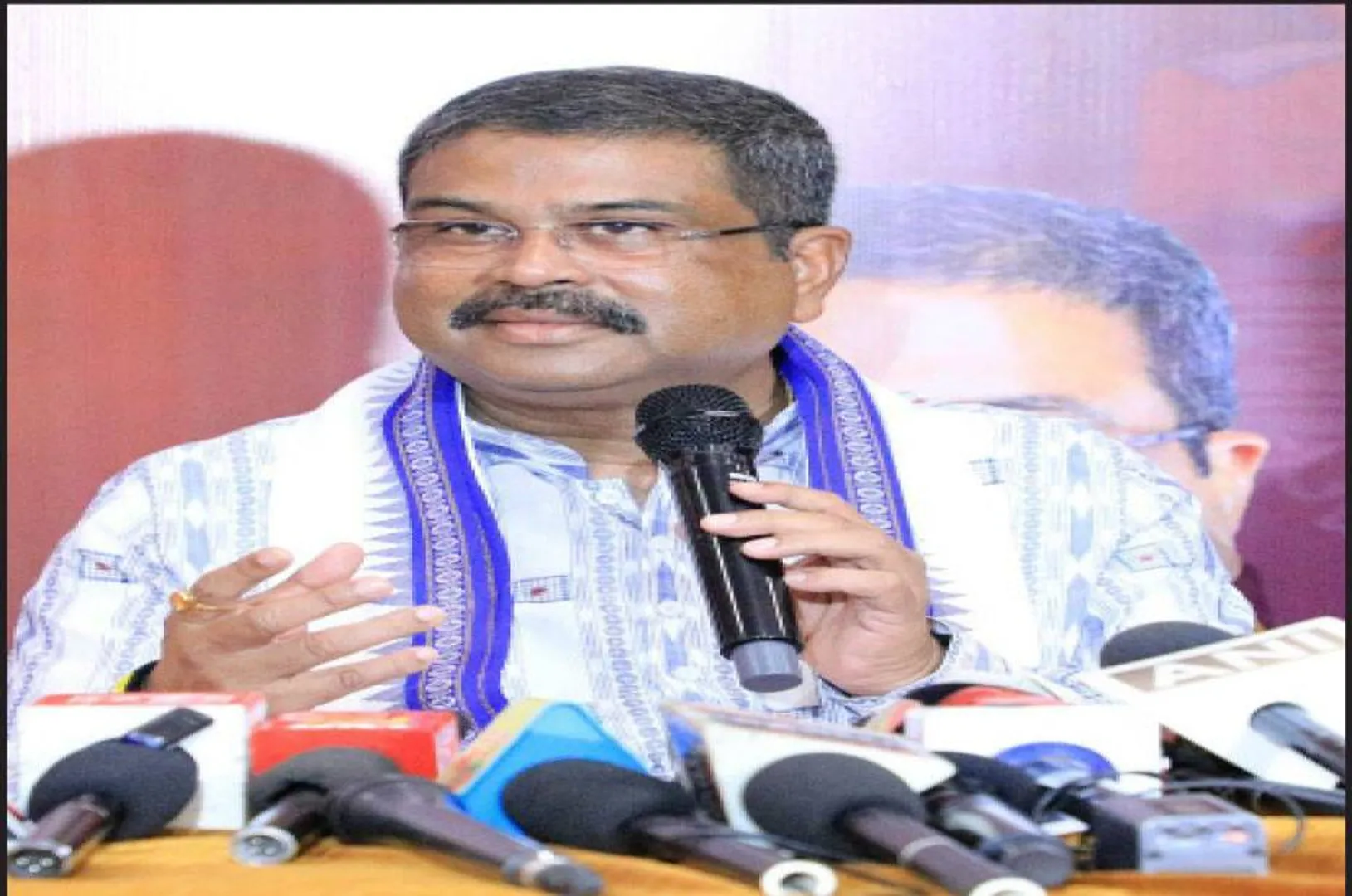 ଭିଡିଓରେ ମୁଖ୍ୟମନ୍ତ୍ରୀ, ଗୁମାସ୍ତାଙ୍କ ହାତରେ ରିମୋଟ୍‌: ଧର୍ମେନ୍ଦ୍ର ପ୍ରଧାନ