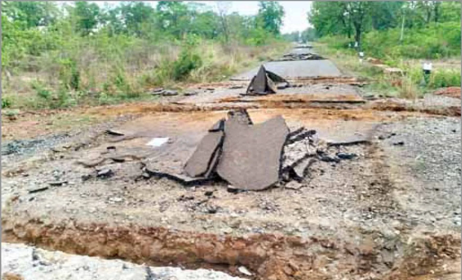 ବନ୍ଦ ଡାକରା ଦେଲେ ମାଓବାଦୀ: ରାସ୍ତା କାଟିଲେ, ପୁଲିସ ଉପରେ ଆକ୍ରମଣ
