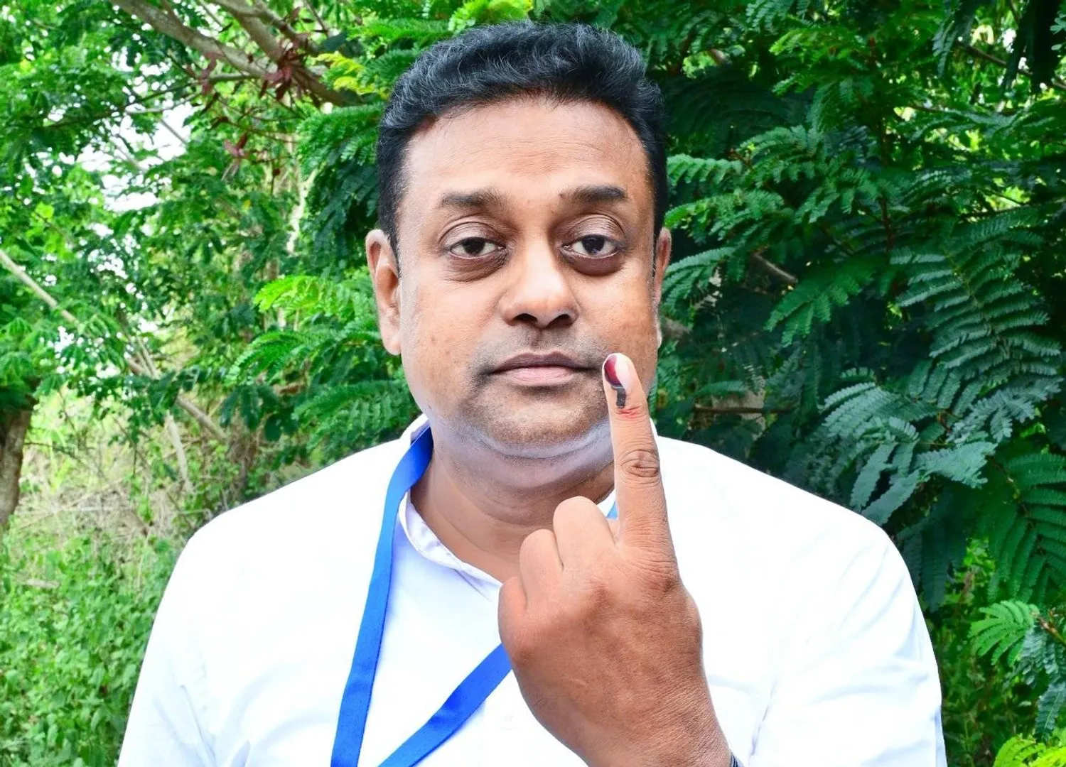 ଦେଢ଼ ଘଣ୍ଟା ଛିଡ଼ା ହେବା ପରେ ଭୋଟ୍ ଦେଲେ ପୁରୀ ଲୋକସଭା ବିଜେପି ପ୍ରାର୍ଥୀ ଡାକ୍ତର ସମ୍ବିତ ପାତ୍ର