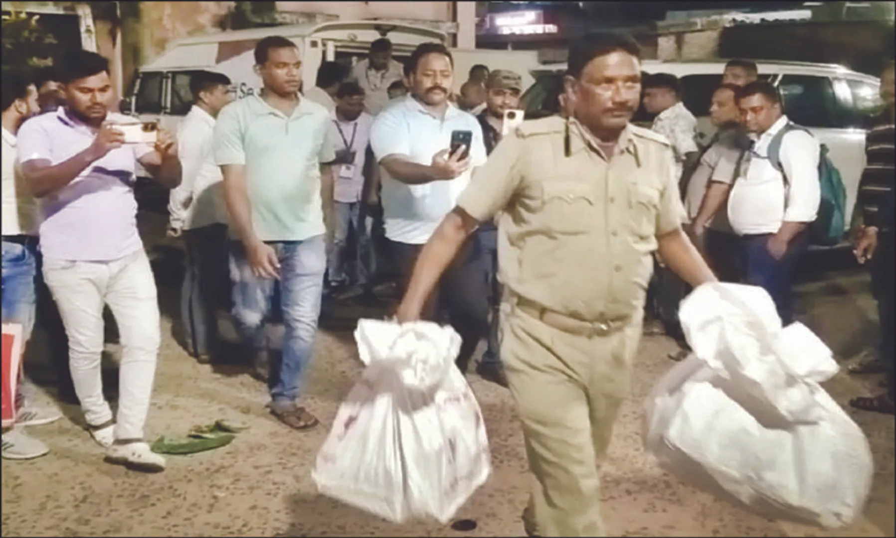 ଗାଡ଼ିମୋଟର ଯାଞ୍ଚ ବେଳେ ଧରାପଡ଼ିଲା: ଦେଢ଼ କେଜି ସୁନା, ୩ ଲକ୍ଷ ଜବତ