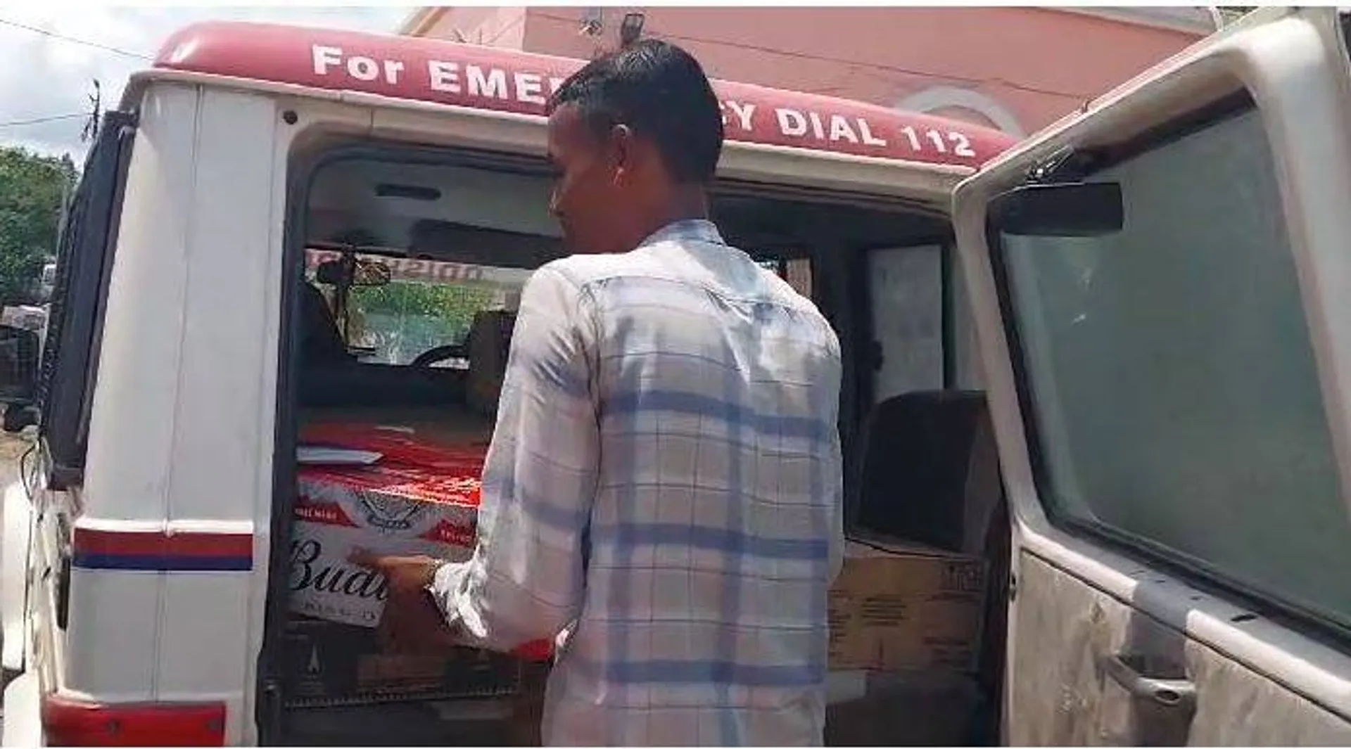 ଗ୍ରାମରକ୍ଷୀଙ୍କ ଘରୁ ବିପୁଳ ପରିମାଣର ବିଦେଶୀ ମଦ ଜବତ