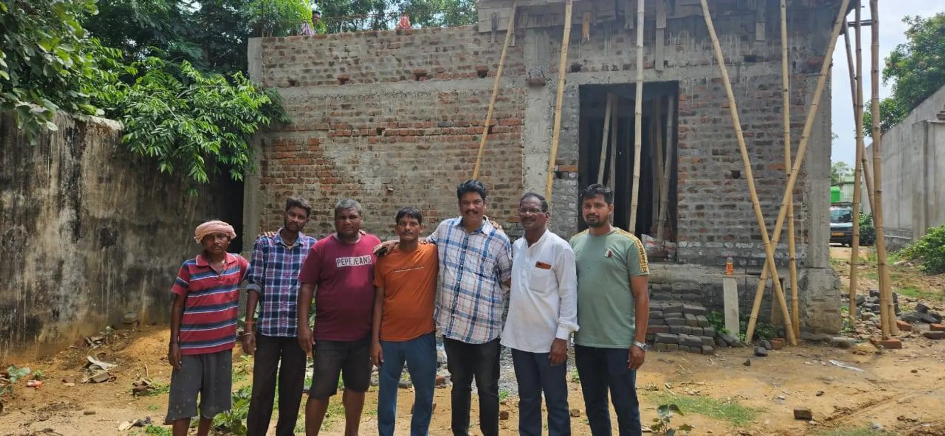 ବନ୍ଧୁ ହେବ ତ ଏମିତି: ପୂରା କଲେ ମୃତ ବନ୍ଧୁଙ୍କ ଅଧାଗଢ଼ା ଘର