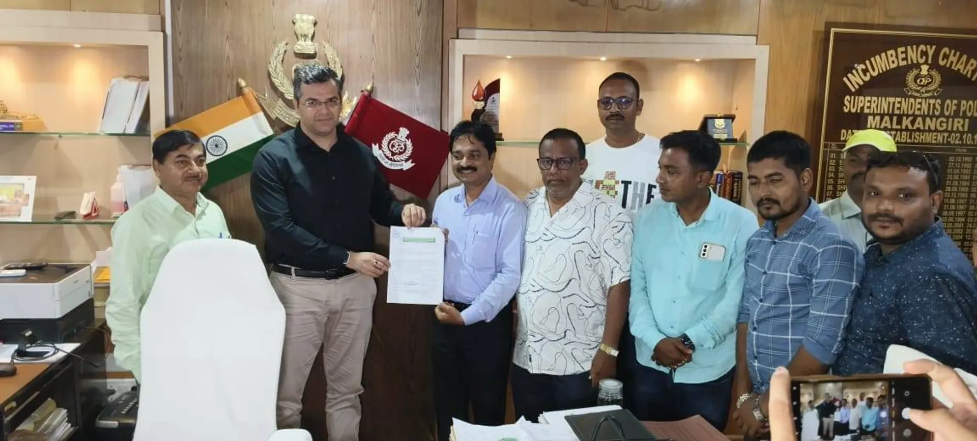 ସାମ୍ବାଦିକାଙ୍କୁ ଆକ୍ରମଣ ଘଟଣା: ଏମୟୁଜେ ତରଫରୁ ଏସପିଙ୍କୁ ଦାବି ପତ୍ର ପ୍ରଦାନ