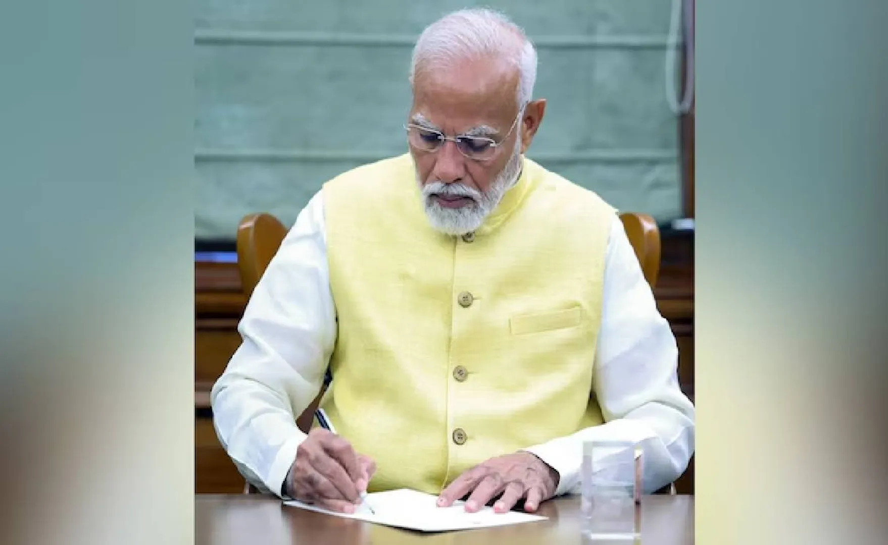 ତୃତୀୟ ପାଳିର ପ୍ରଧାନମନ୍ତ୍ରୀଙ୍କ ପ୍ରଥମ ଦସ୍ତଖତ: ୯.୩ କୋଟି ଚାଷୀଙ୍କ ଆକାଉଣ୍ଟ୍‌କୁ ଯିବ ୨୦ ହଜାର କୋଟି ଟଙ୍କା