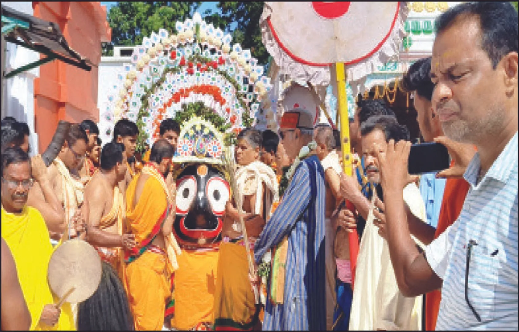 ରତ୍ନସିଂହାସନ ନିକଟରୁ ହୁଏ ଠାକୁରଙ୍କ ଛେରାପହଁରା: ତୃତୀୟ ଶ୍ରୀକ୍ଷେତ୍ର ନୀଳଗିରିରେ ଅନନ୍ୟ ରଥଯାତ୍ରା