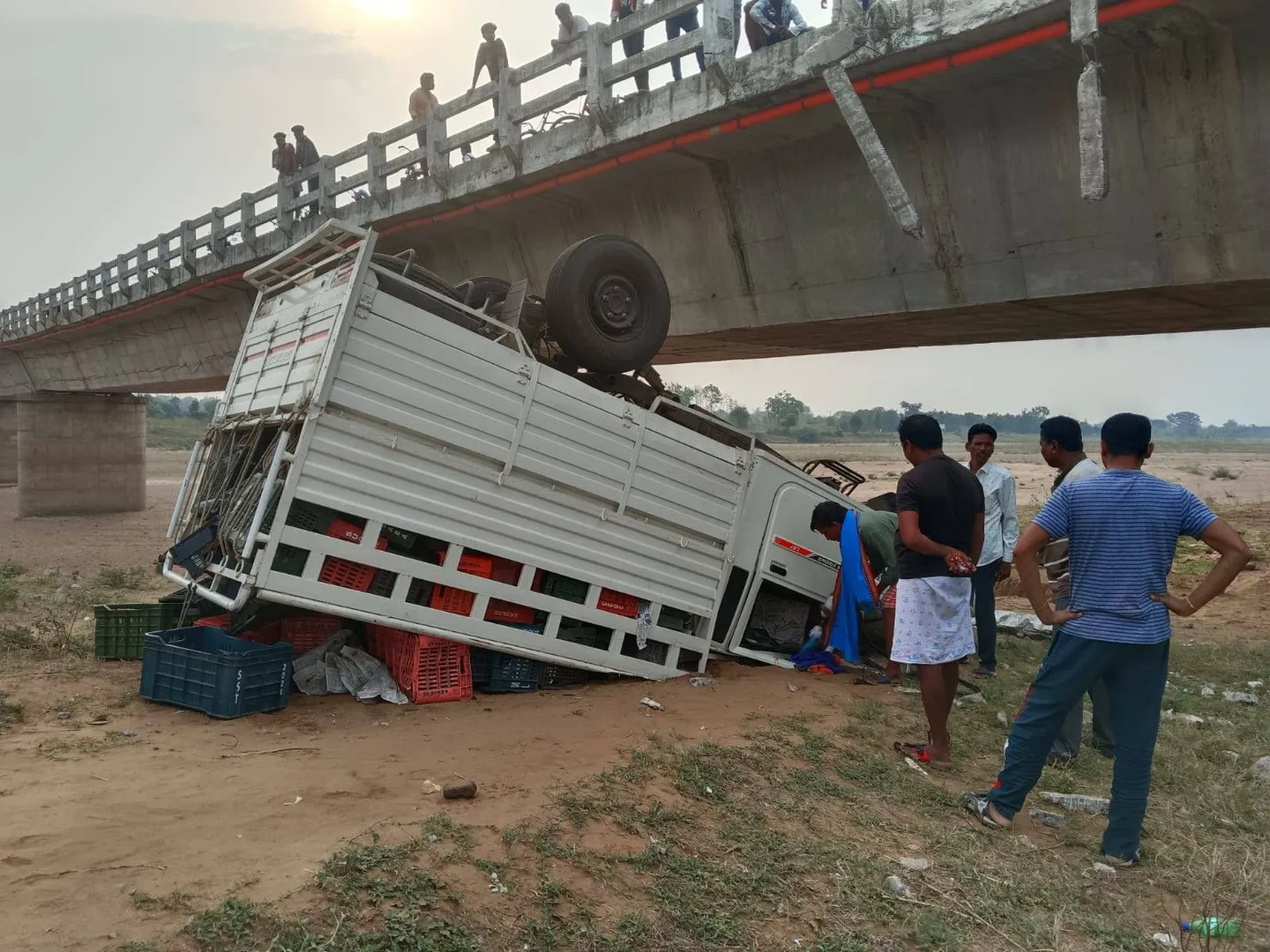 ବ୍ରିଜ ତଳକୁ ଖସିପଡ଼ିଲେ ପିକଅପ୍ ଗାଡ଼ି, ଦୁଇ ଗୁରୁତର
