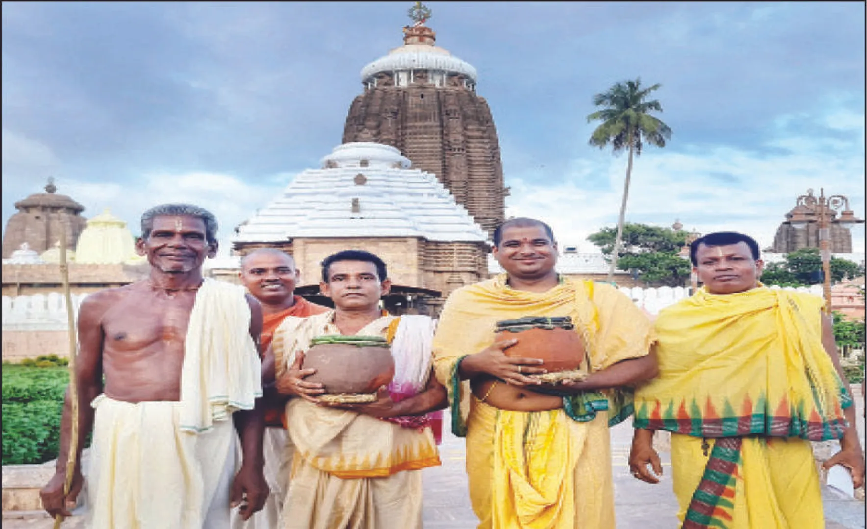 ଶ୍ରୀବିଗ୍ରହଙ୍କୁ ଲାଗିହେଲା ଫୁଲୁରି ତେଲ: ବଡ଼ ଓଡ଼ିଆ ମଠରୁ ଶୋଭାଯାତ୍ରାରେ ନିଆଗଲା ମହୌଷଧି