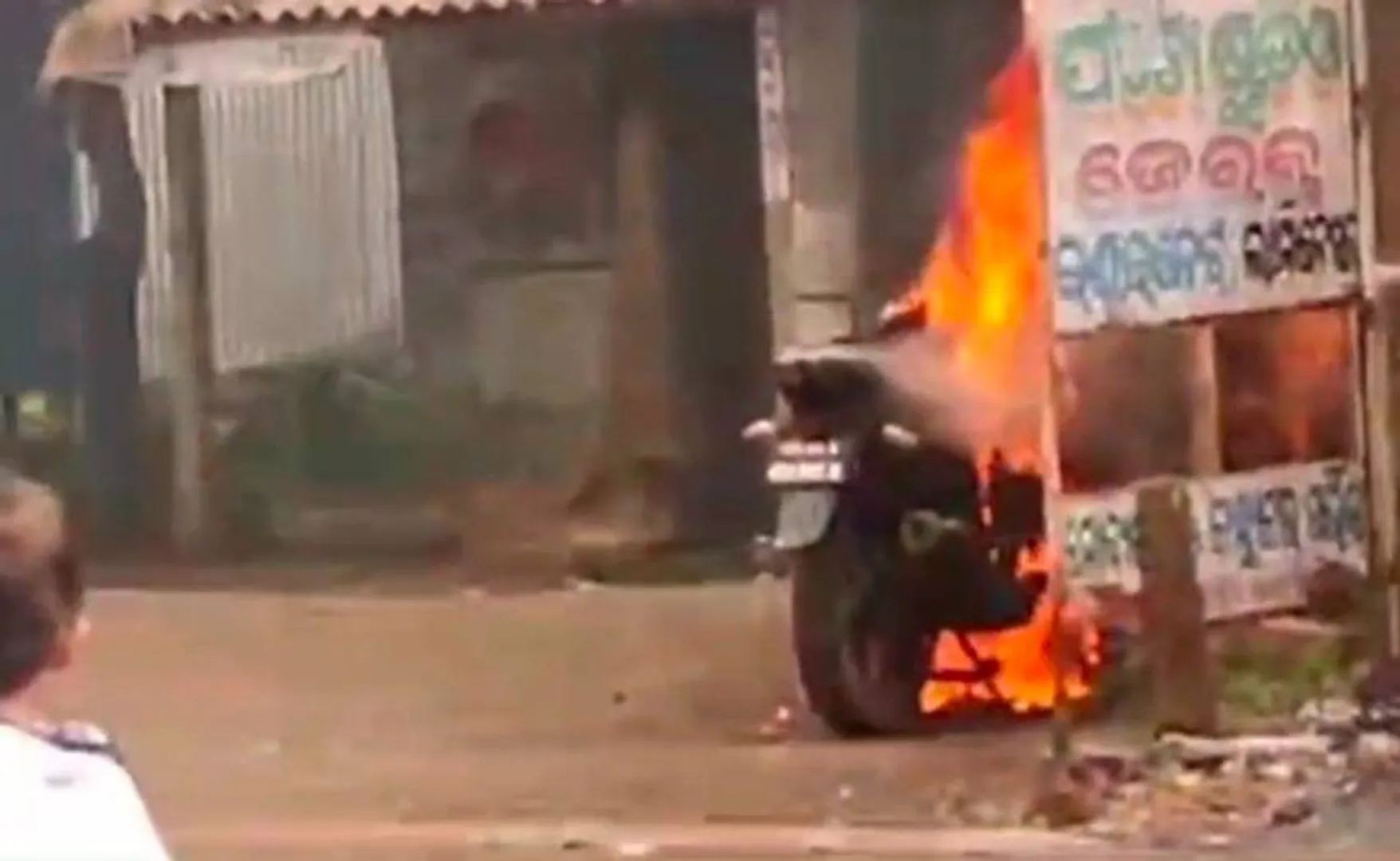 ଟଙ୍କା କାରବାରକୁ ନେଇ ତୁମୁଳକାଣ୍ଡ: ଦୋକୀନଙ୍କୁ ଆକ୍ରମଣ, ଦୋକାନ ଓ ବାଇକ୍‌ ପୋଡ଼ିଲେ