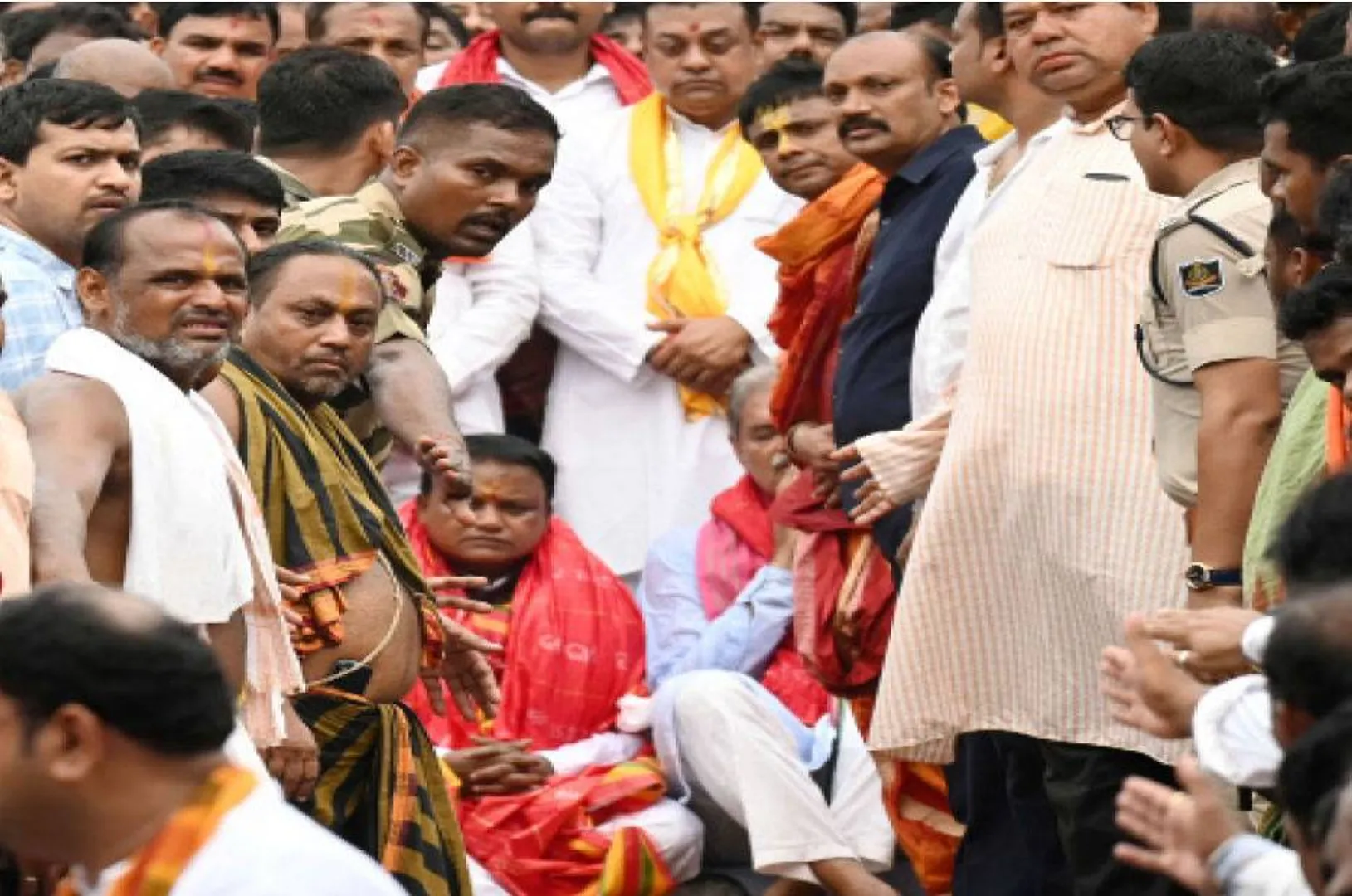 ଖୋଲିଲା ଚାରିଦ୍ବାର, ଭକ୍ତ ବିଭୋର: ବାଇଶି ପାହାଚରେ ବସିଲେ ମୁଖ୍ୟମନ୍ତ୍ରୀ