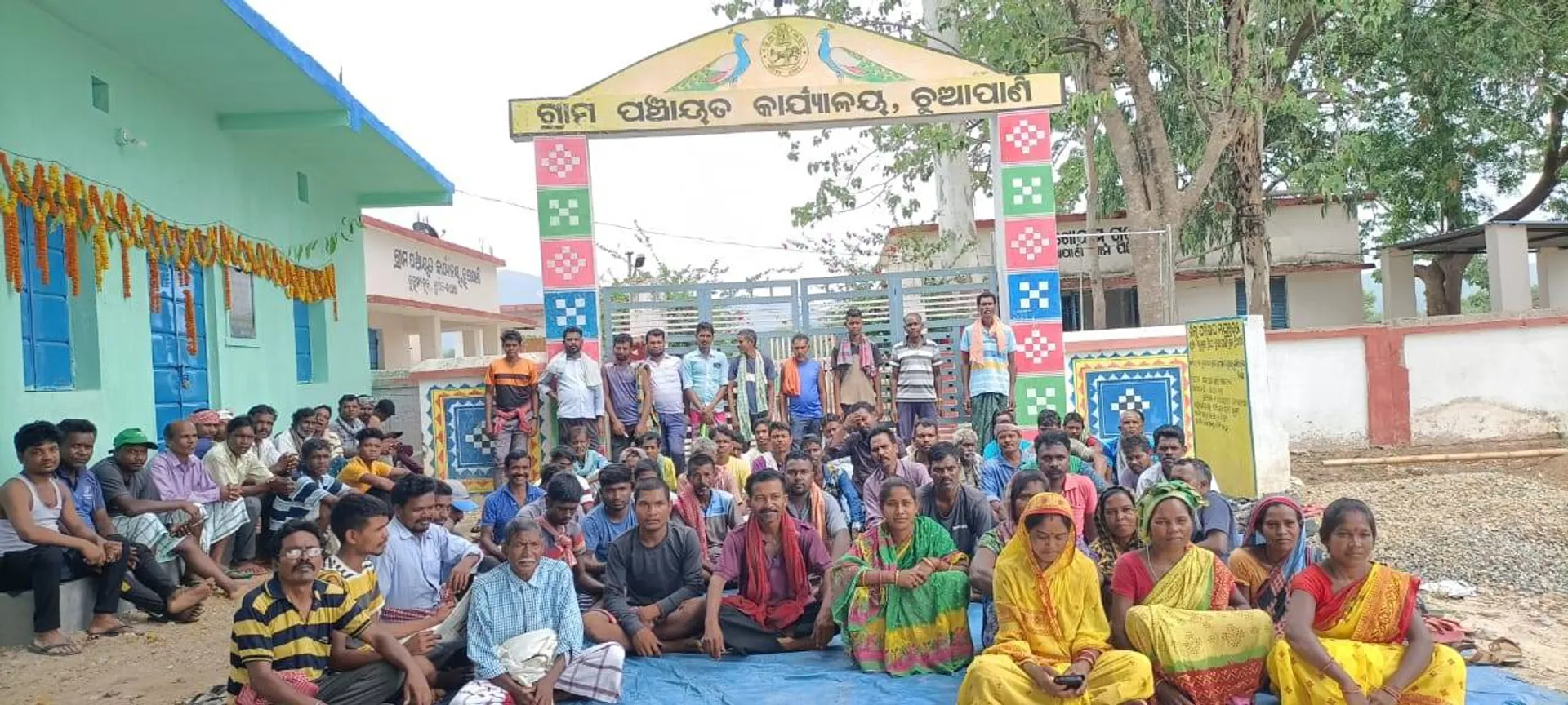 ଜବରଦଖଲ ଉଚ୍ଛେଦ ଦାବିରେ ଗ୍ରାମବାସୀ ପଞ୍ଚାୟତ କାର୍ଯ୍ୟାଳୟ ଆଗରେ ଧାରଣା