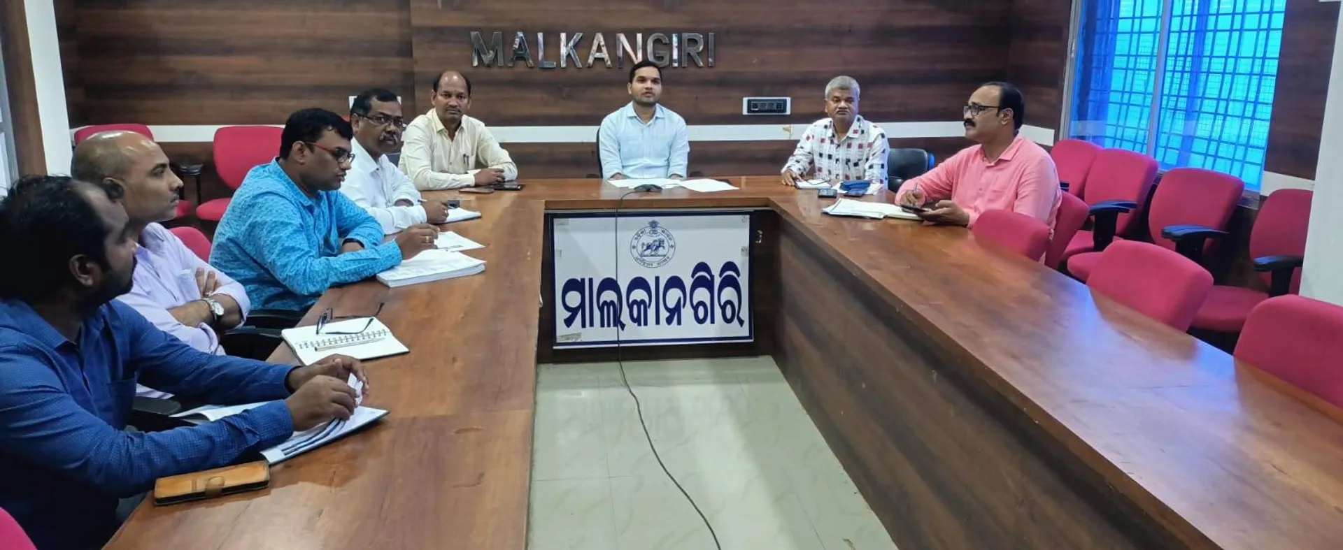 ଲଗାଣ ବର୍ଷା ଜନିତ କ୍ଷୟକ୍ଷତି ଆକଳନ ନେଇ ପିଆରଆଇ ସଦସ୍ୟଙ୍କ ସହ ଆଲୋଚନା କଲେ ଜିଲ୍ଲାପାଳ