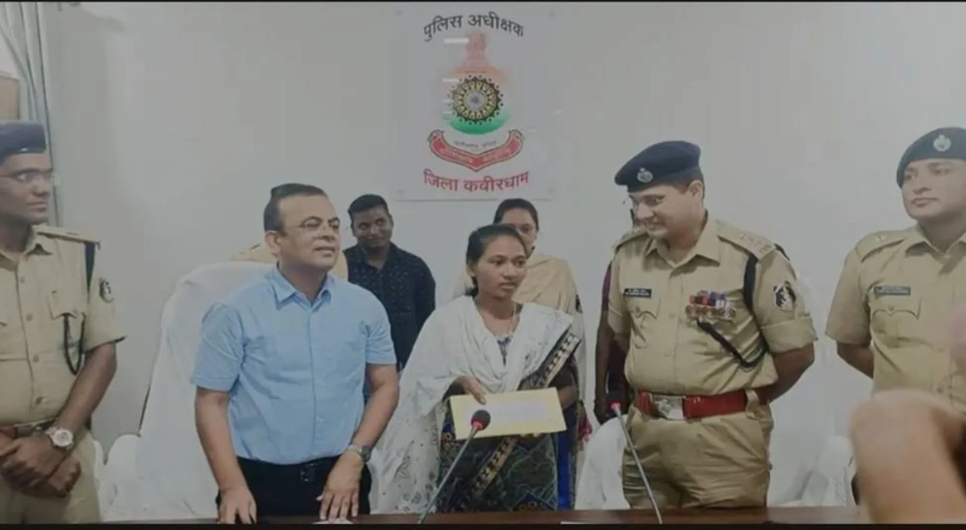 ସହିଦ ସପ୍ତାହ ପାଳନ ପୂର୍ବରୁ ନକ୍ସଲଙ୍କୁ ଝଟକା: ମହିଳା କ୍ୟାଡରର ଆତ୍ମସମର୍ପଣ