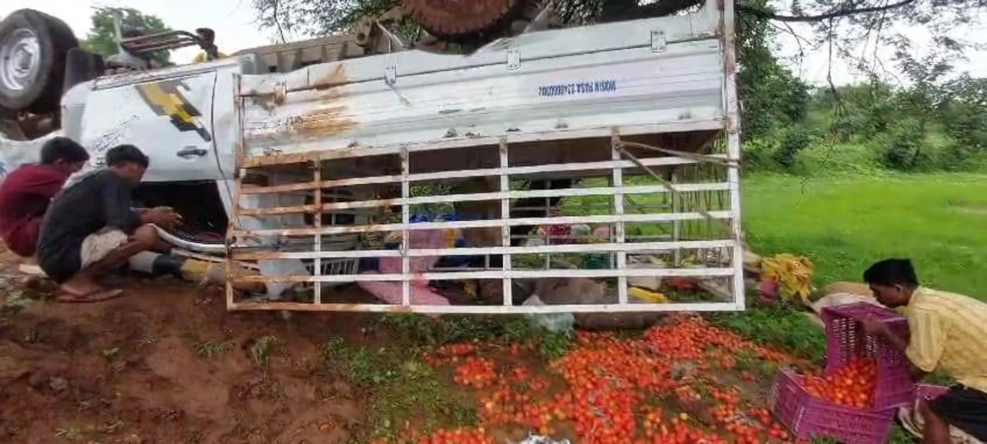 ପିକଅପ୍ ଭ୍ୟାନ୍ ଓଲଟି ପରିବା ବ୍ୟବସାୟୀ ଗୁରୁତର, ୫ ଆହତ