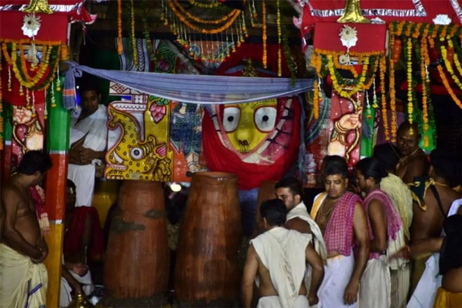 ସାଢ଼େ ୪ ଫୁଟର ଅଧର ହାଣ୍ଡି: ନଜର ଆଢ଼ୁଆଳରେ ହୁଏ ହାଣ୍ଡି ପ୍ରସ୍ତୁତି
