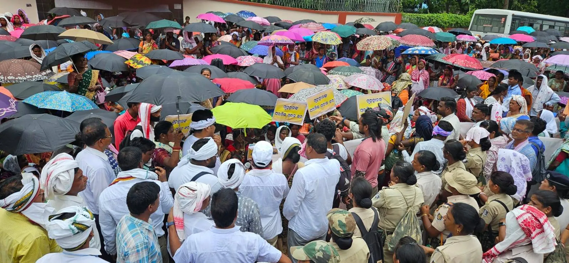 ସୁନ୍ଦରଗଡ଼: ସରକାର ବିରୁଦ୍ଧରେ ରାଜରାସ୍ତାରେ ଗର୍ଜିଲେ ହଜାର ହଜାର ଆଦିବାସୀ
