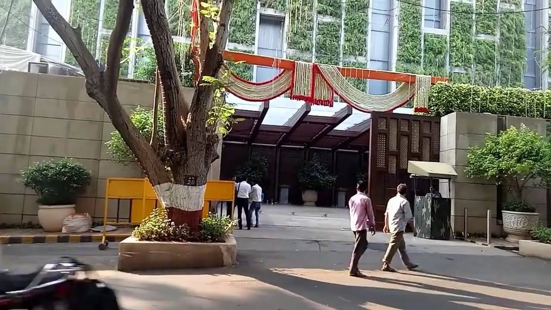 ଅମ୍ବାନୀଙ୍କ ଘର ସାମ୍ନାରେ ସଜାଯାଇଥିବା ଏହି ପ୍ରତୀକର ସ୍ବତନ୍ତ୍ରତା କ’ଣ ରହିଛି ଜାଣନ୍ତୁ