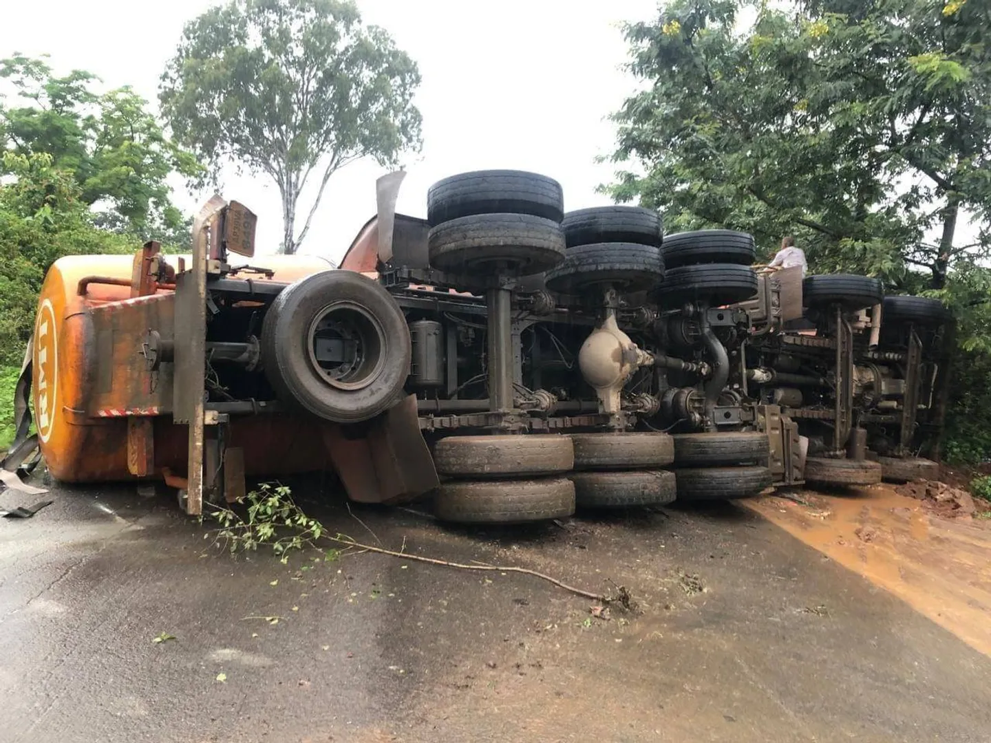 ଦୁଇ ମାଲବାହୀ ଟ୍ରକ ମୁହାଁମୁହିଁ ଧକ୍କା: ସେମିଳିଗୁଡ଼ା-କୋରାପୁଟ ମଧ୍ୟରେ ଯୋଗାଯୋଗ ବିଛିନ୍ନ