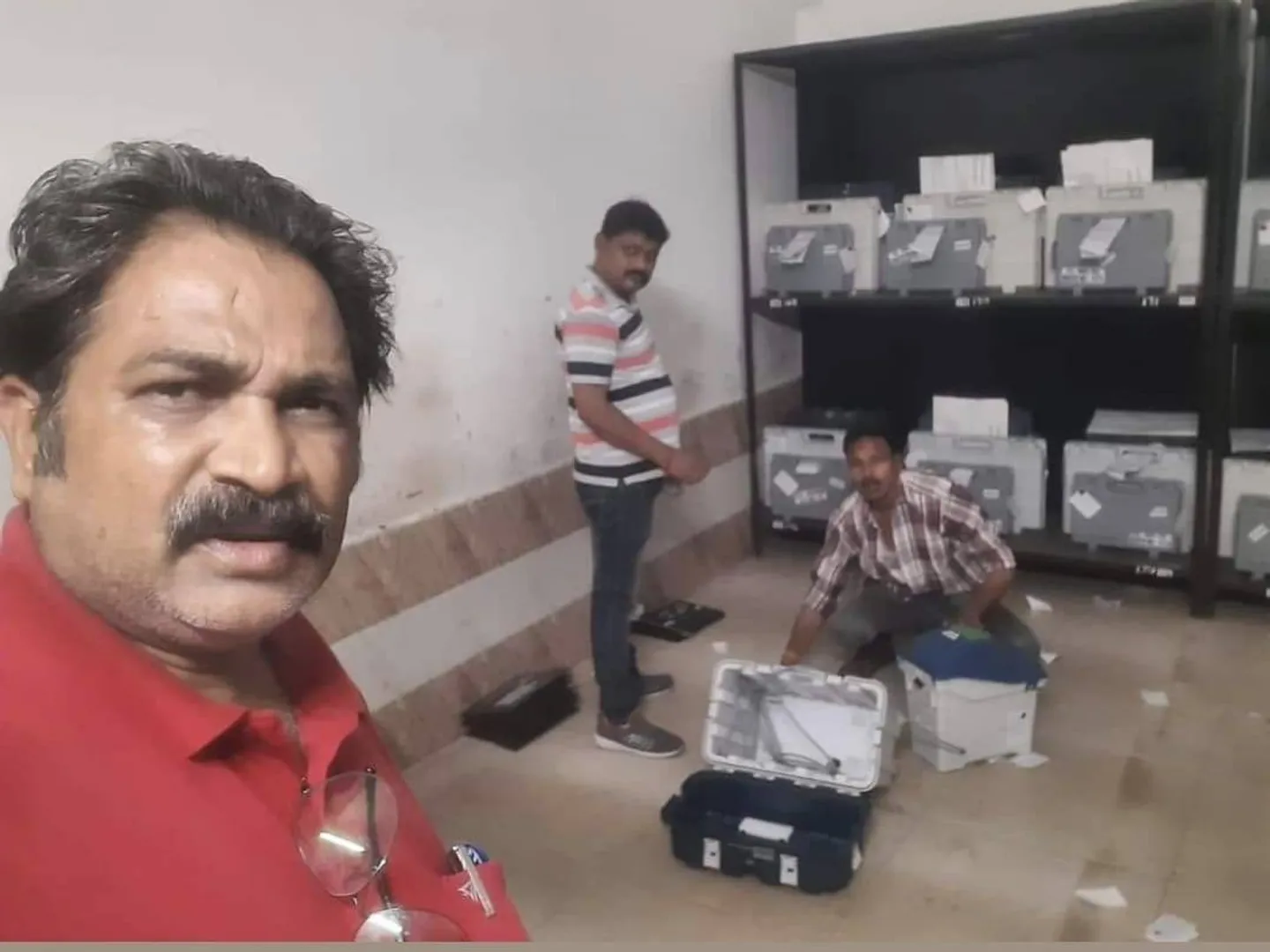 ଇଭିଏମ୍ ସହ ସେଲଫି ନେବା ମହଙ୍ଗା ପଡ଼ିଲା, ନିଲମ୍ବିତ ହେଲେ କନିଷ୍ଠ ସହାୟକ