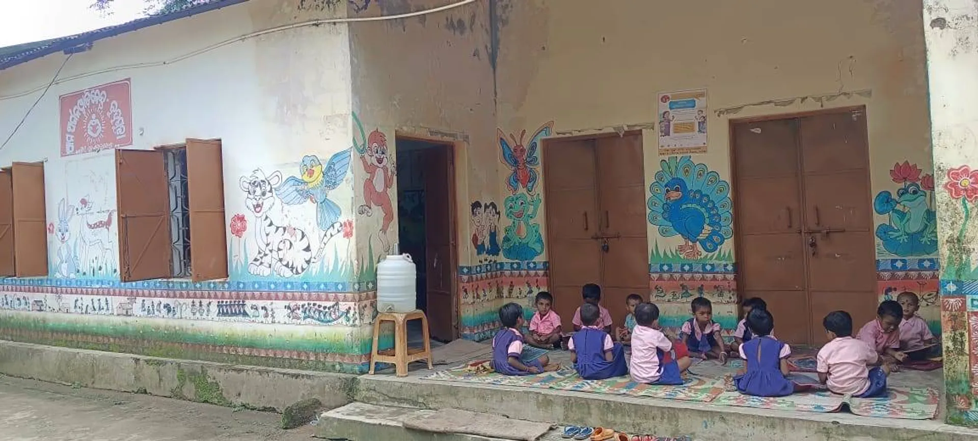 ବର୍ଷାରେ ବେହାଲ ଅଙ୍ଗନବାଡି କେନ୍ଦ୍ର: ବାରଣ୍ଡାରେ ପାଠ ପଢୁଛନ୍ତି କୁନିକୁନି ଶିଶୁ