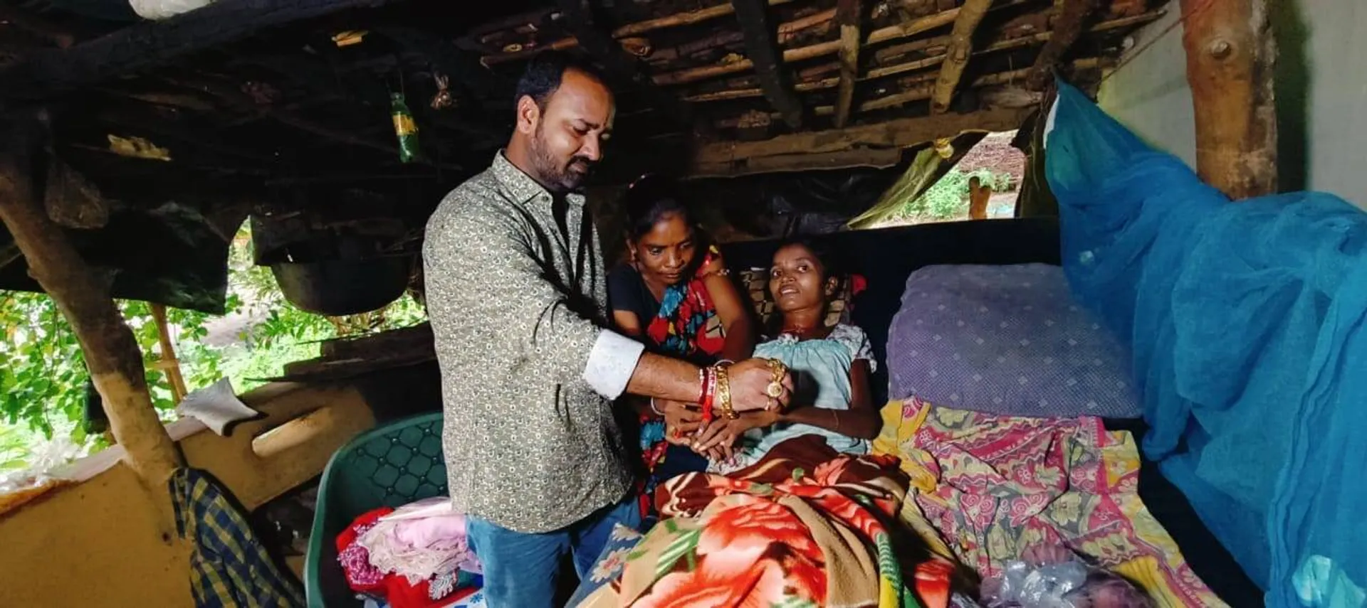ବିନୋଦଙ୍କ ବଦାନ୍ୟତା: ରକ୍ଷାବନ୍ଧନରେ ଶଯ୍ୟାଶାୟୀ ବୃନ୍ଦାଙ୍କ ହାତରୁ ରାଖୀ ବାନ୍ଧିଲେ, ସହୟତାର ହାତ ବଢାଇଲେ
