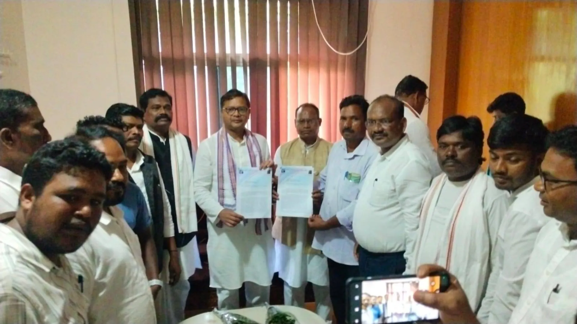 ଡମ୍ ସମାଜ ପକ୍ଷରୁ ସାଂସଦ ଓ ବିଧାୟକଙ୍କୁ ଦାବି ପତ୍ର ପ୍ରଦାନ