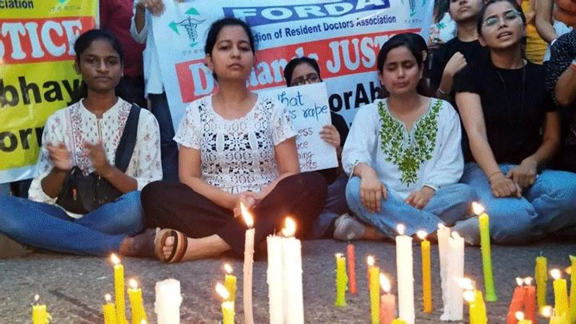 ଟ୍ରେନି ଡାକ୍ତରଙ୍କ ଦୁଷ୍କର୍ମ ଓ ହତ୍ୟା ଘଟଣା: ଡାକ୍ତରମାନଙ୍କ ପକ୍ଷରୁ ଆରମ୍ଭ ହୋଇଗଲା ଦେଶବ୍ୟାପୀ ଧର୍ମଘଟ