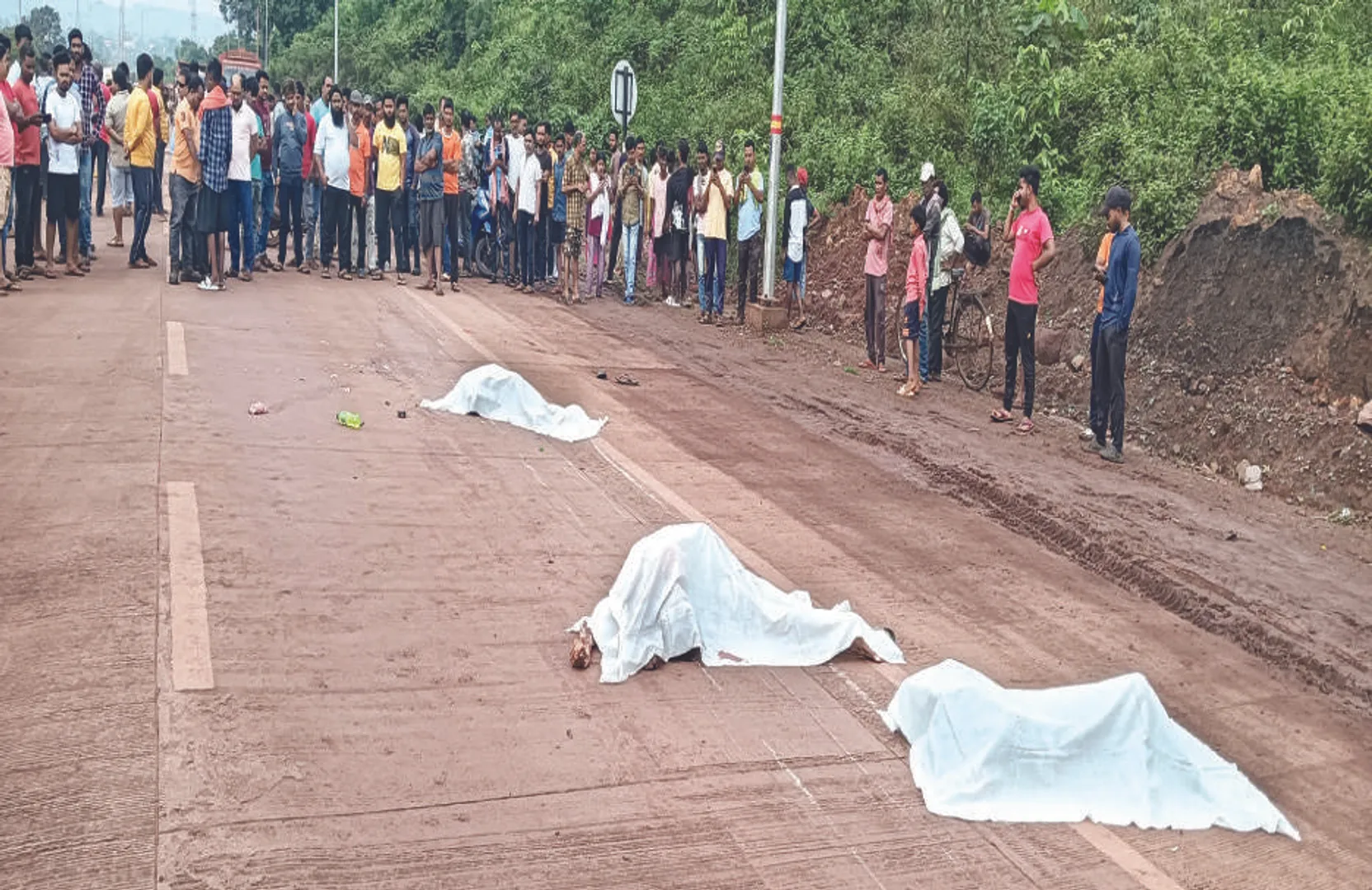 ବାଇକ୍‌ ଉପରେ ଚଢ଼ିଗଲା ଟ୍ରକ୍‌: ଦୁଇ ଛାତ୍ରଙ୍କ ସହ ଅଭିଭାବକଙ୍କ ମୃତ୍ୟୁ