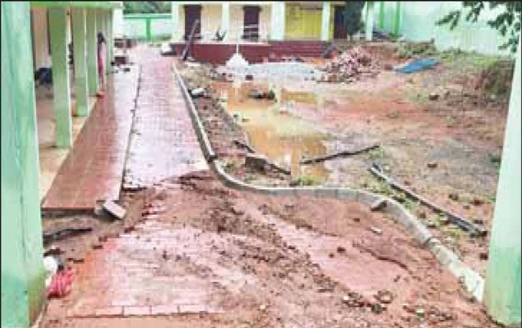 ବନ୍ୟାଜଳରେ ପାଠପଢ଼ା: ବିଦ୍ୟାଳୟ ରୂପାନ୍ତରୀକରଣକୁ ଉପହାସ