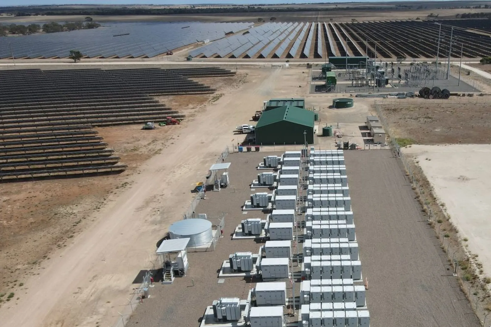 Vena Energy’s Tailem Bend 2 enables independent solar and battery operations, powering 38,000 homes and reducing 222,800 tons of emissions. 