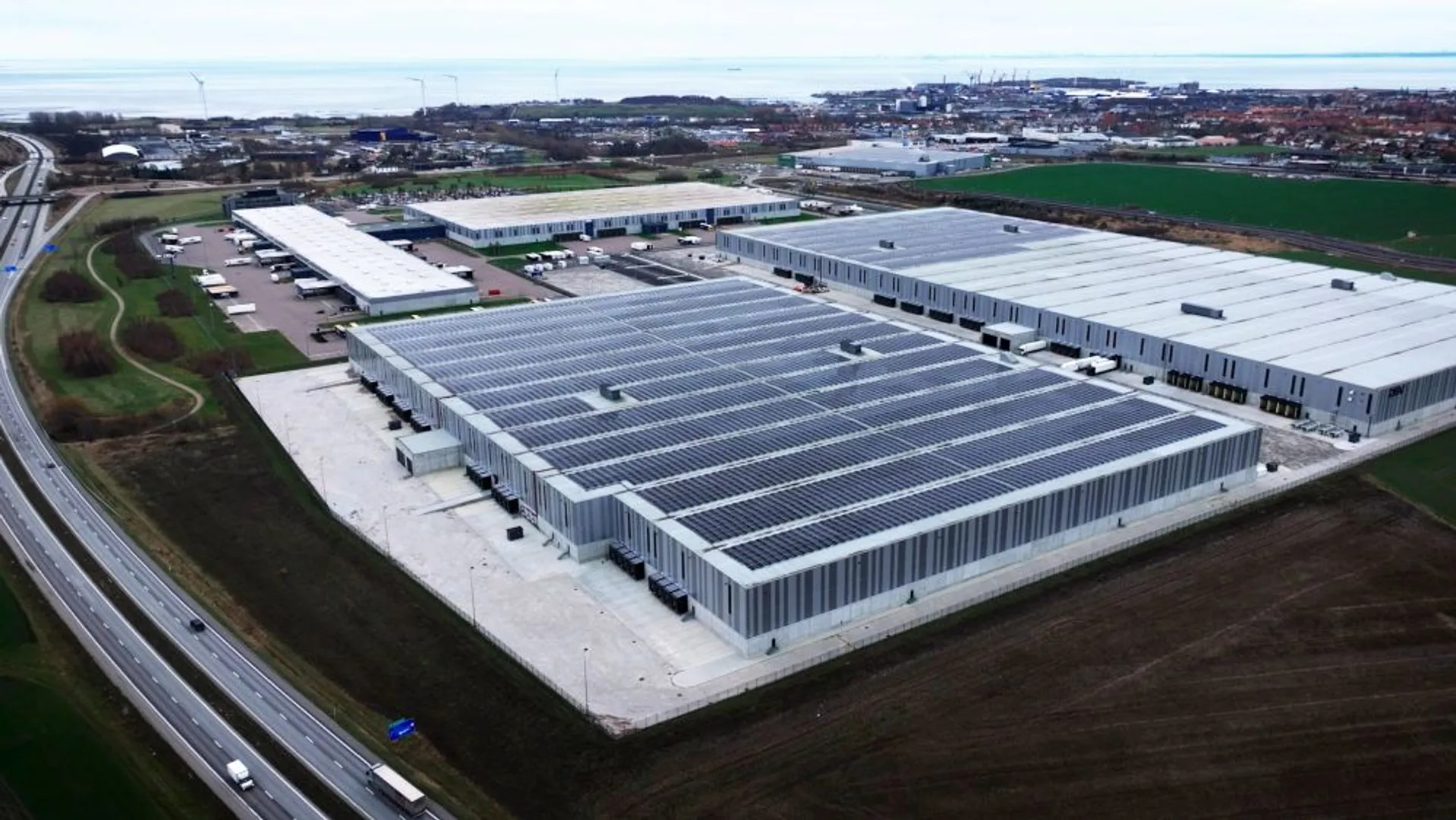 DSV’s 100,000 sqm rooftop solar installation produced 14 MWdc with 24,000 panels and Sungrow inverters. 