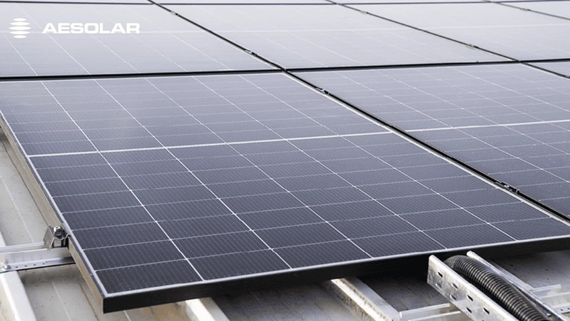 Swiss Renewable Solutions powered Zurich’s large rooftop solar project with 2,787 AESOLAR G12R modules, now grid-connected. 