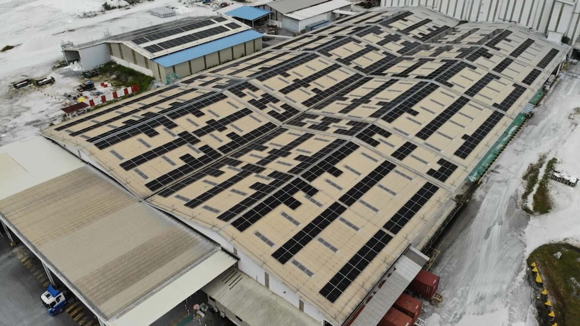 The 1,800-module solar system at Imerys’ Ipoh site will cut CO₂ emissions by 790 tons annually. 