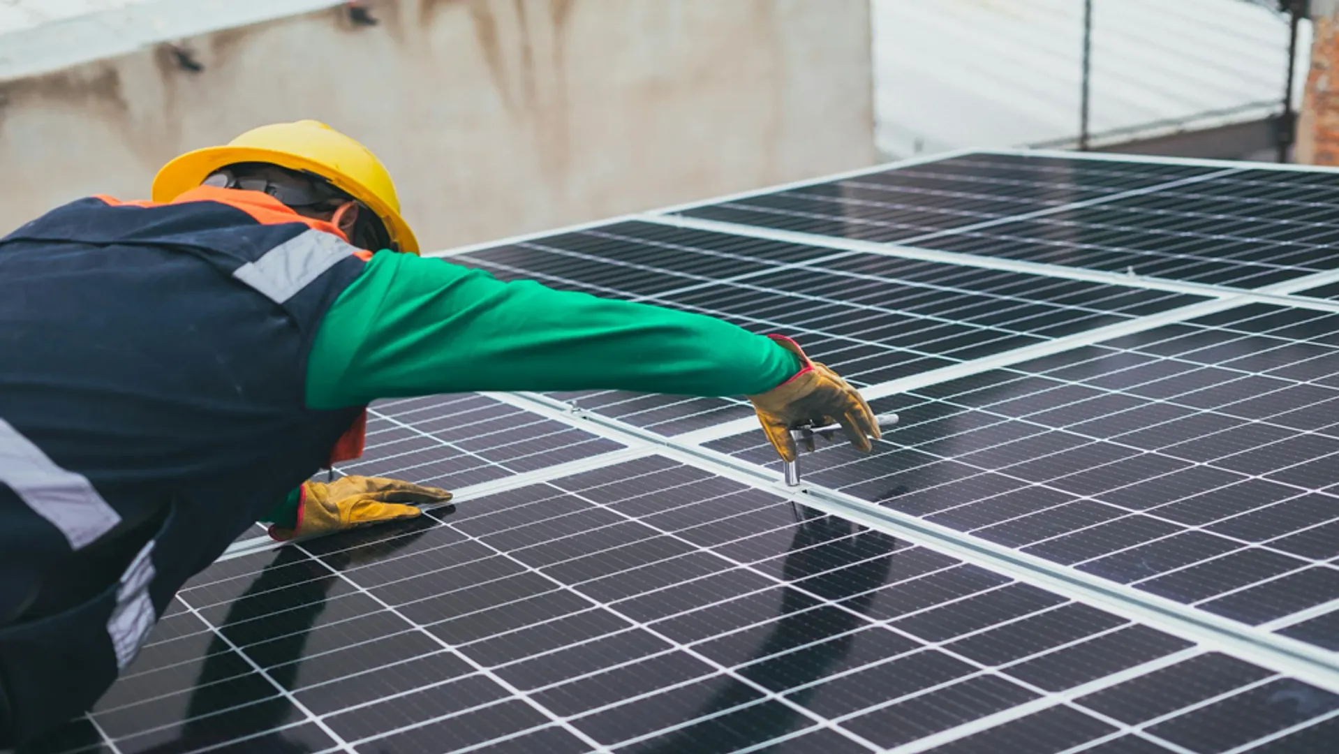 Uttar Pradesh planned 2.65 lakh rooftop solar installations for 2024–25 with monthly targets set at 22,000 units across districts.  