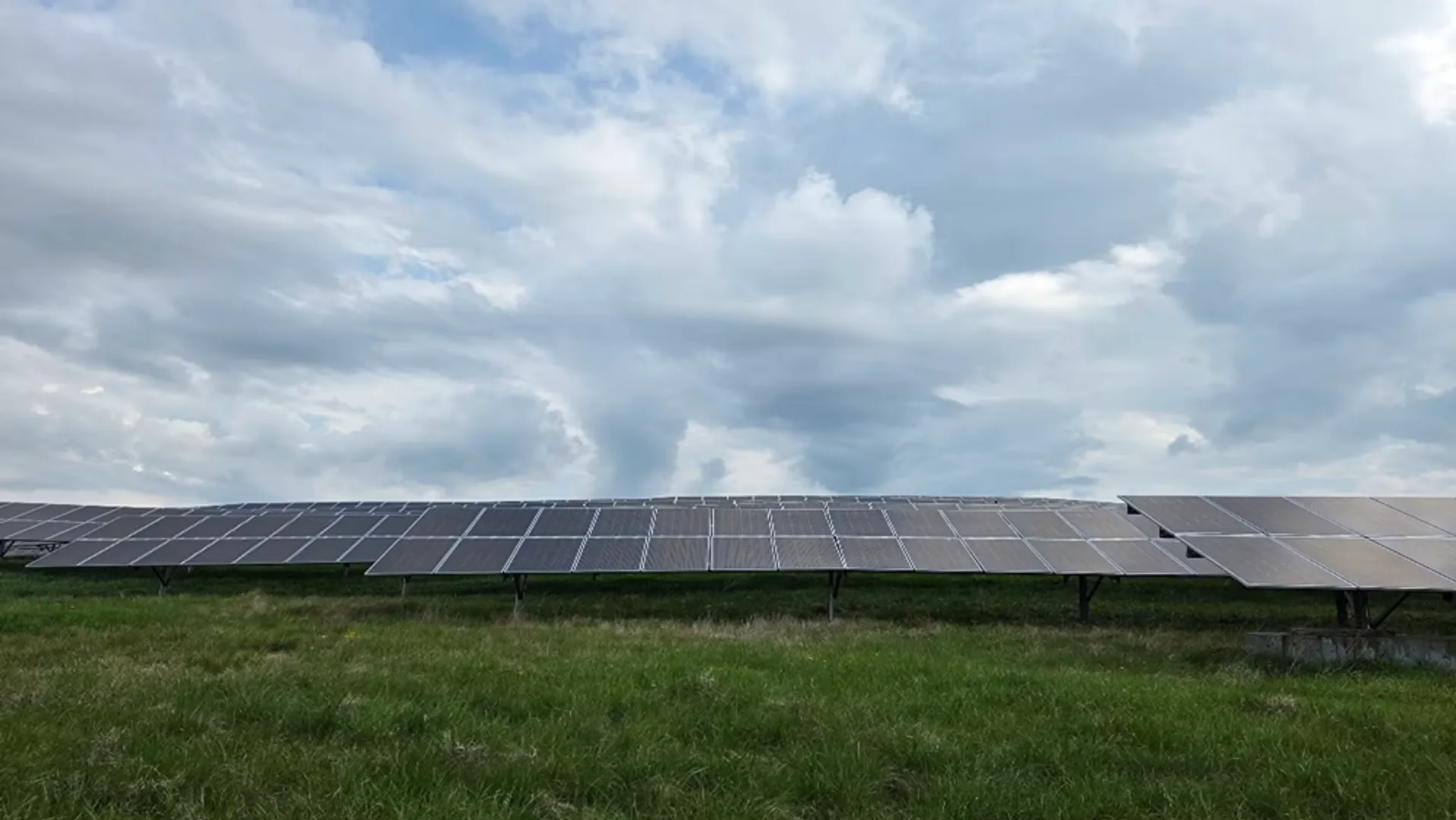 The Pittsburgh Airport project installed 11,216 panels, delivering 4.7 MW and cutting emissions by 5 million pounds annually. 