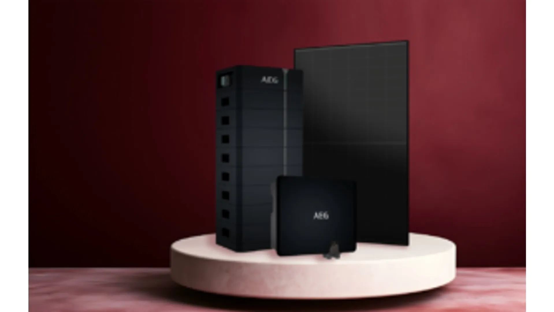 Bifacial n-type RM10 modules are available in 108, 132, and 144-cell formats, offering up to 630 W output for varied installations. 